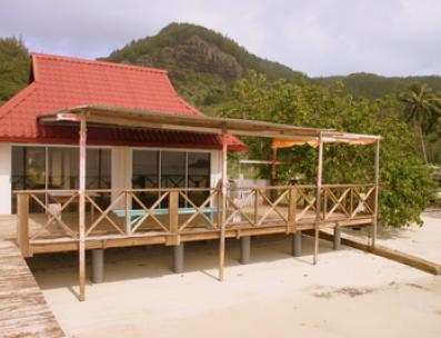 Voyage sur-mesure, Pension de 4 bungalows en bord de plage